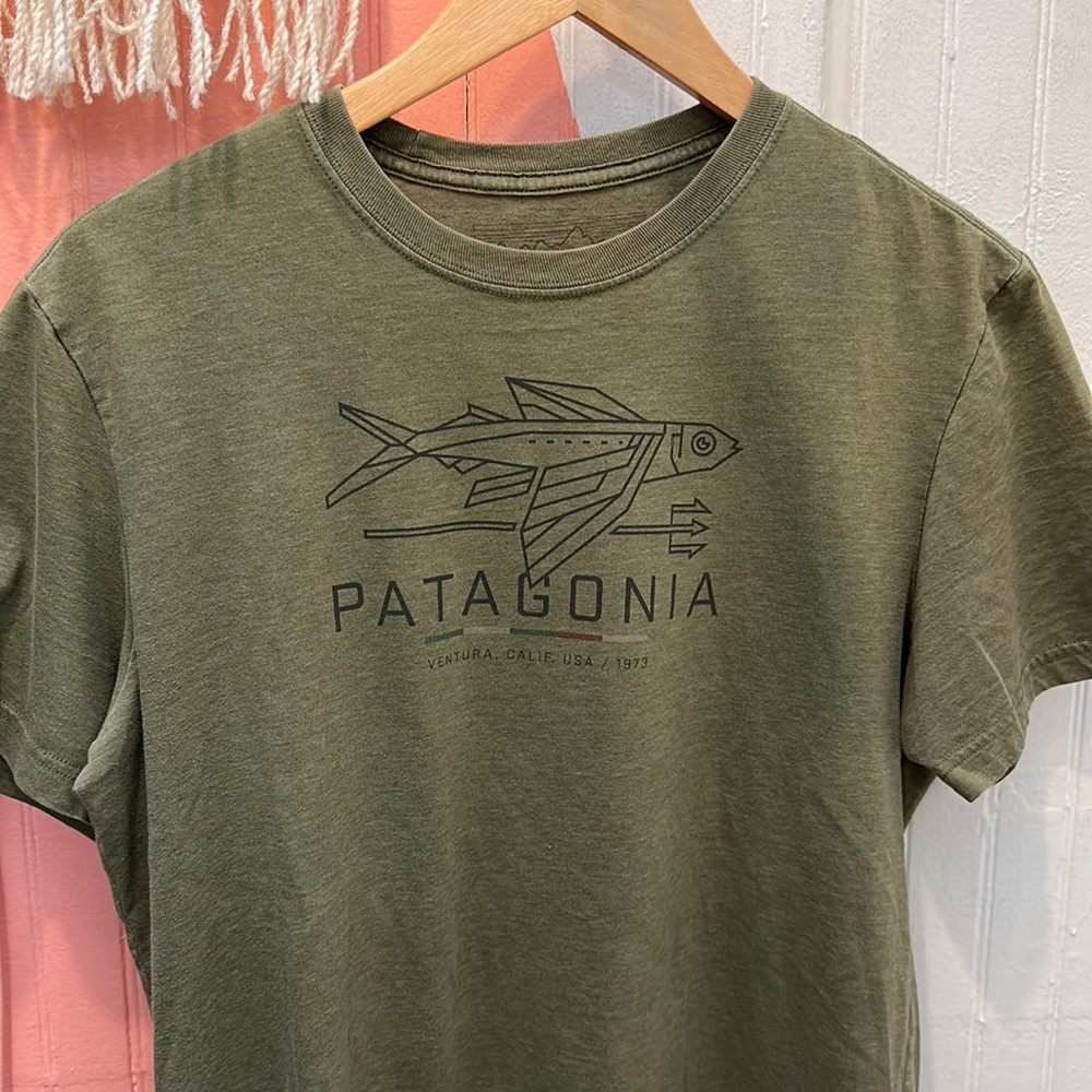 Men’s Medium Slim Fit Patagonia Graphic T-shirt